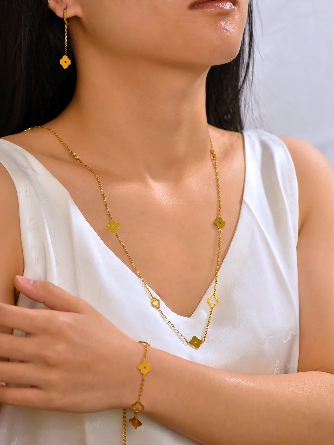 1 Set Lucky Stainless Steel 18k Gold Plated Plum Blossom Hollow Clover Necklace Bracelet Earrings Ladies Jewellery Set